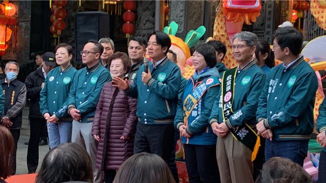 副總統賴清德（前排右四）3日上午前往基隆知名宮廟「慈雲寺」參拜，除了與基隆鄉親搏感情外，賴清德也指控本次選舉中國大陸介入選舉情形嚴重，呼籲別投陸方支持的候選人，否則就變成「選特首」。（徐佑昇攝）
