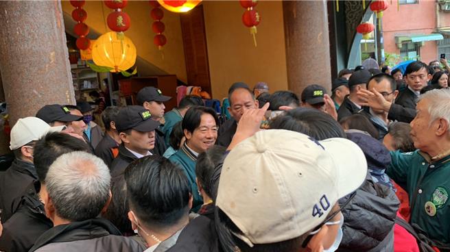 副總統賴清德（二排左三）3日上午前往基隆知名宮廟「慈雲寺」參拜，受到大量民眾簇擁支持。（徐佑昇攝）