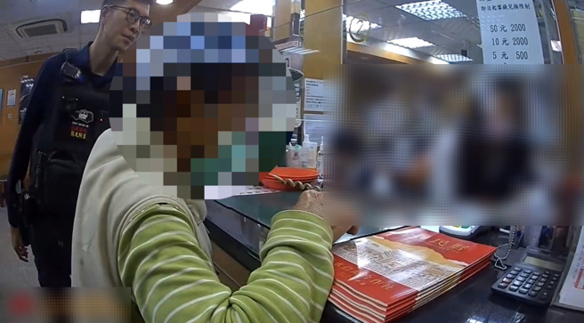 芦洲分局成州所警员王品翰、吴奕平今成功阻拦林翁遭诈。（图 / 刘咏韵翻摄）