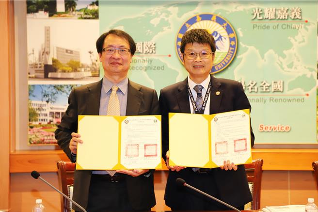 嘉大校长林翰谦（右）与卫福部国家中医药研究所长苏奕彰今天)签订合作备忘录。（嘉大提供／廖素慧嘉市传真）