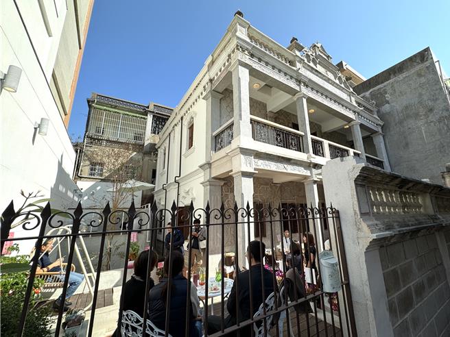 隱身在金門後浦「轎巷」內的王慶雲洋樓已有90年歷史，經縣府保存傳統建築的政策修繕後，已成為特色旗袍出租賣店。(于家麒攝)