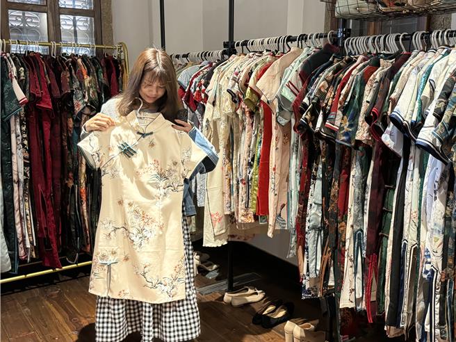 「甄洋樓」店內有超過2000件的服裝與配飾，尺寸從S到7XL都有，無論環肥燕瘦怎麼穿都美。(于家麒攝)