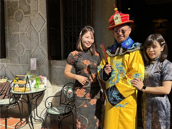 「甄洋樓」店內也精心布置了多處復古風的拍照場景，讓大家換好裝隨手一拍就是張網美照。(于家麒攝)