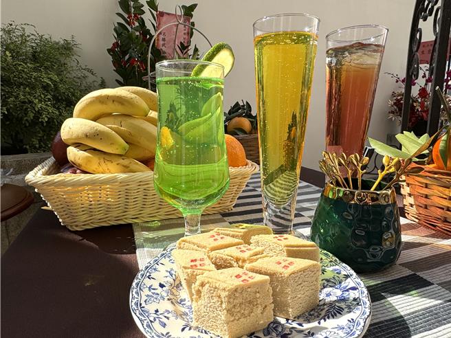 「甄洋樓」店內也提供多款氣泡飲料與點心販售，讓顧客享受當網美的同時也能一飽口福。(于家麒攝)