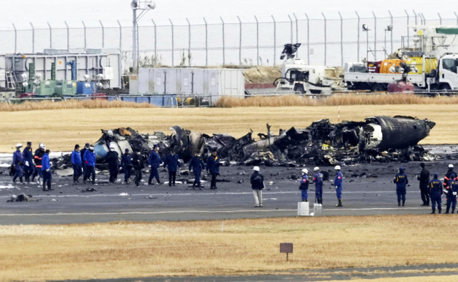 日航客机2日在东京羽田机场与海上保安厅飞机擦撞，两机陷入火海，海保厅飞机完全烧毁。（图／美联社）