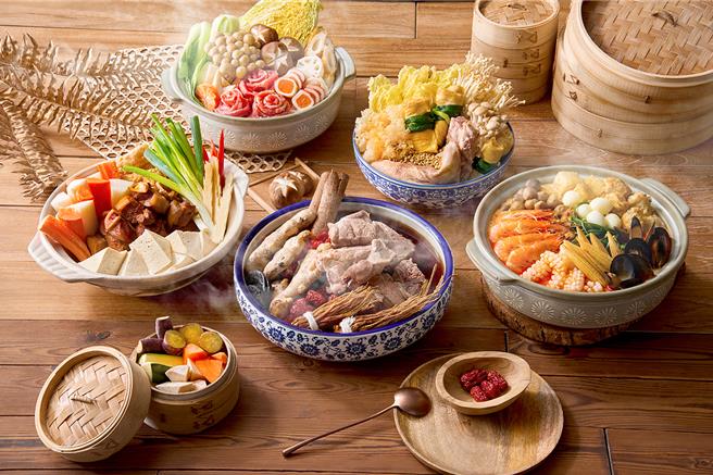 MJ Kitchen「蒸鲜锅物祭」提供药炖火山排骨锅、冈山羊肉炉、臭豆腐毛肚锅等各具特色的风格火锅。(台北国泰万怡酒店提供)