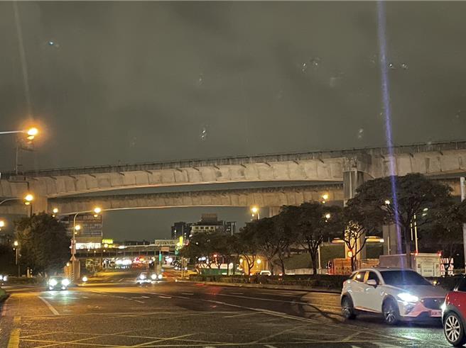 桃园市中坜交流道衔接平面道路民族路段，路幅宽交通量大，内侧车道照明不足，市府养工处将增设路灯改善。（魏筠提供／吕筱蝉桃园传真）