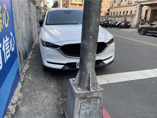 台中市王姓男子红线违停挨罚900元提行政诉讼，因违规时间与举发时间刚好位在民眾检举修正案上路前后，一审判王男胜诉，台中高行院则判败诉，王男不服提出再审，因未缴纳诉讼费用，法官裁定驳回，丧失再审权利。（王煌忠摄）