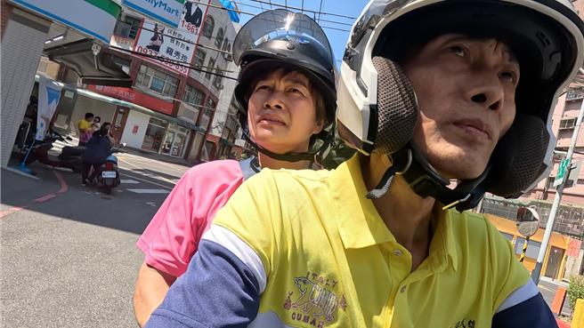 永昌社区理事长兼永昌里长游武雄在影片中载着太太段淑惠赶往受暴的美香家中调解、协助。（新北市社会局提供／刘玮晴新北传真）