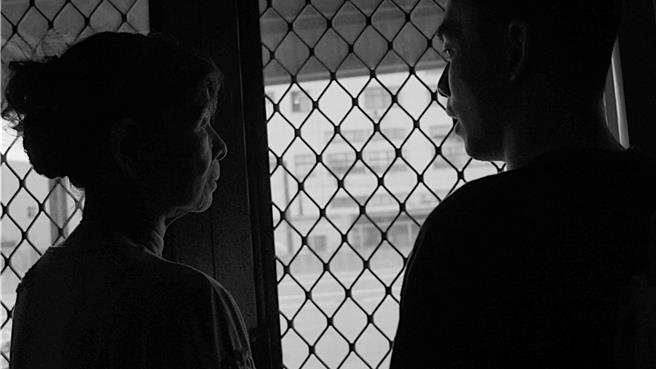 美香在影片中因受家暴和委屈 ，只能向儿子倾诉。（新北市社会局提供／刘玮晴新北传真）