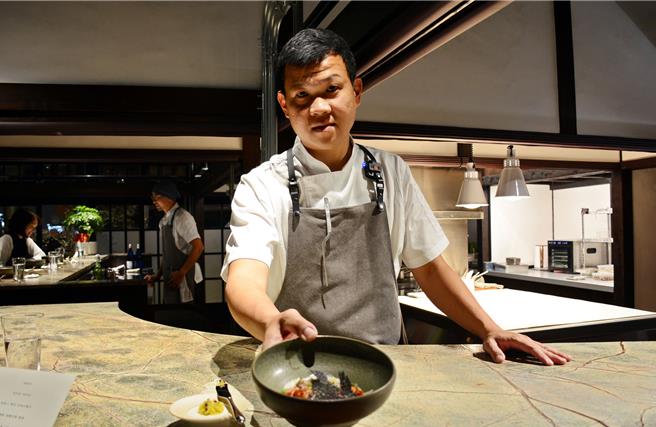 法餐主廚邱泓訓勝利星村創業，希望分享在地美味食材。（林和生攝）