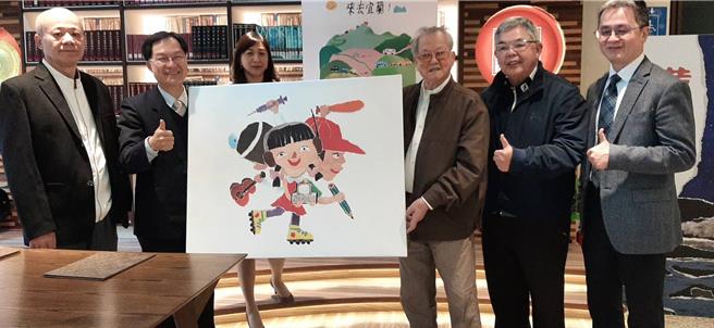 國寶級作家黃春明（右三）無償捐給母校羅東高中16幅撕貼畫展出。（羅東高中提供／吳佩蓉宜蘭傳真）