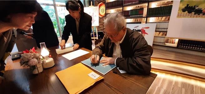 黃春明老師3日回母校羅東高中舉辦簽書會。（羅東高中提供／吳佩蓉宜蘭傳真）