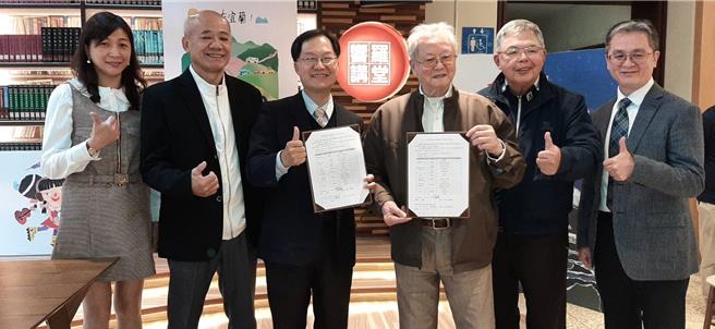 國寶級作家黃春明（右三）無償捐給母校羅東高中16幅撕貼畫展出。（羅東高中提供／吳佩蓉宜蘭傳真）