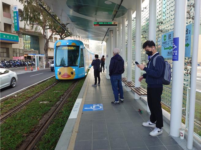 轻轨在昨天迎来首次工作日涌现许多上班族、学生搭车通勤，有通勤族抱怨，轻轨列车实际状况与时刻表有落差，会影响行程安排。（任义宇摄）