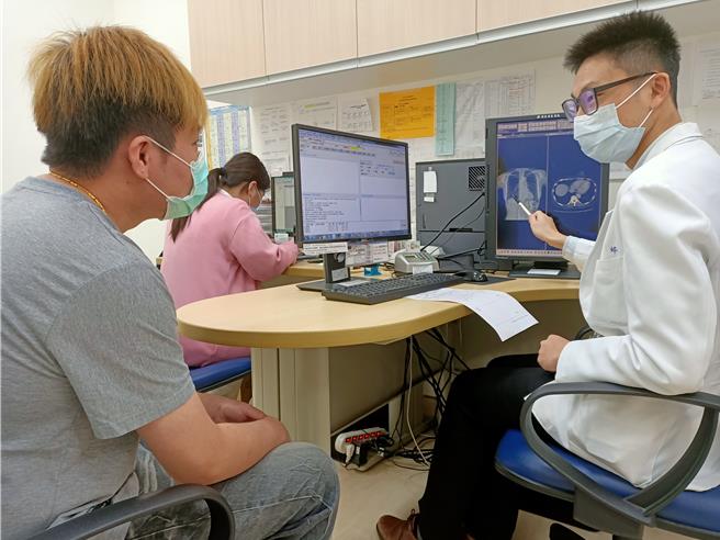 老菸枪出现爬楼梯有气促胸闷等情况，就医发现是慢性阻塞性肺病。（北荣新竹分院提供／邱立雅竹县传真）