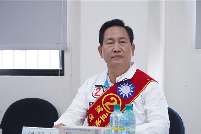 國民黨現任議員鄭俊雄端政策牛肉。（吳建輝攝）