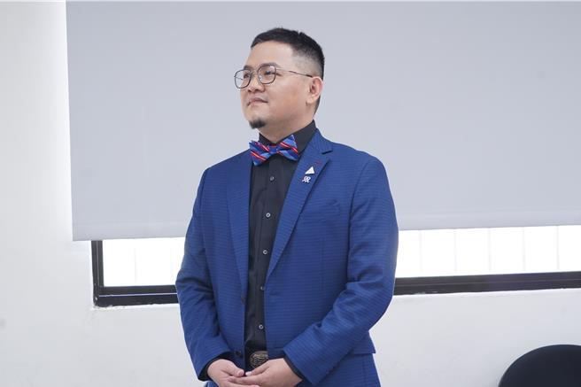 臺灣雙語無法黨鄭錫懋則說，他是為了落選而參選的英語教師，主張將現今美國實施的教育方針SoR（Science of Reading）寫入英文課綱，推動英語教改，搶攻政黨票。（吳建輝攝）