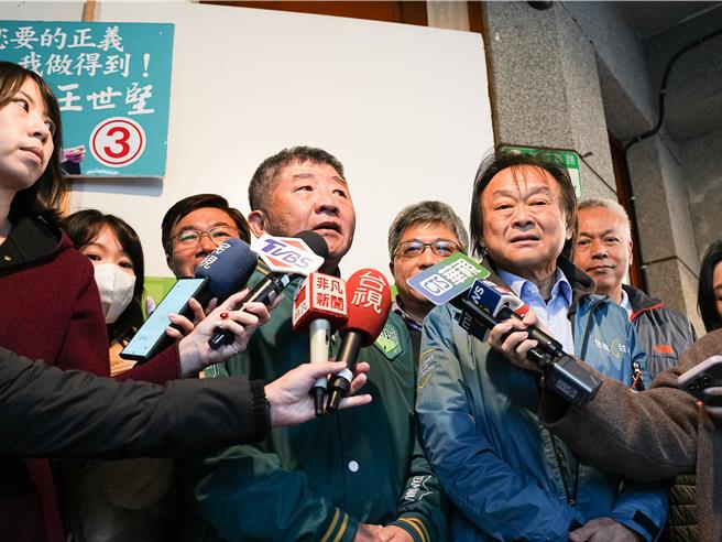 前衛福部長、民進黨總統候選人賴清德台北市競選總部主委陳時中今(3)日下午受訪時駁斥「一派胡言」，用這樣的外行話去講這些事情，會造成大家對疫苗的不信任感。(黃敬文攝)