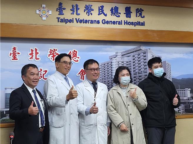 30岁的骨肉瘤患者蓝先生（右1），置放双J导管后，经常因感染问题送急诊，住院动辄1～2周，请假几乎都是为了就医。北荣团队以无创支架把「路」打通后，他已过上3年的稳定生活，未再出现感染问题。（林周义摄）