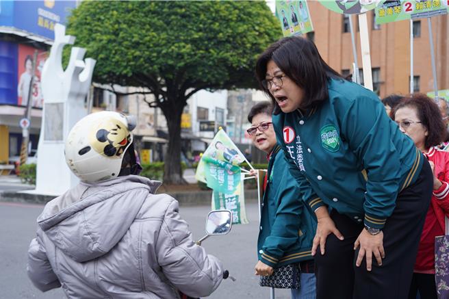 民进党嘉义市立委候选人王美惠今天站在喷水圆环路口拜票。（王美惠提供／廖素慧嘉市传真）