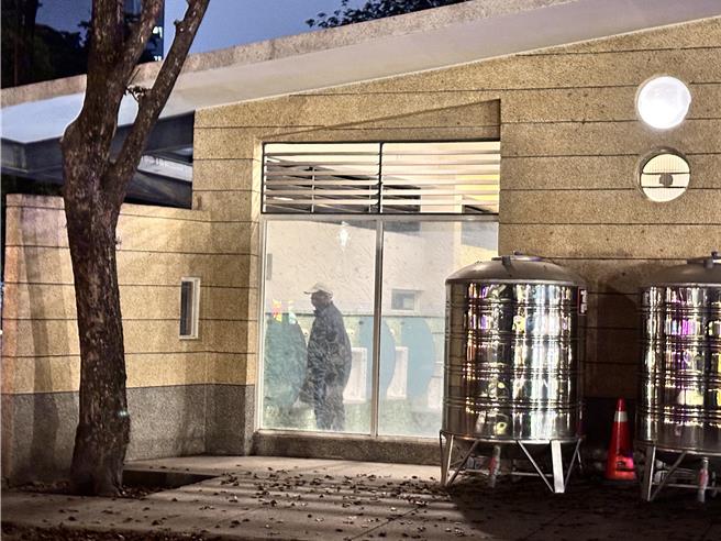 高雄「鳳山光之季」熱鬧展開，成功吸引大量遊客湧入賞燈，但國民黨籍高市議員李雅靜卻發現，活動主辦地點大東公園的公廁淪為「賞鳥」聖地，牆面大玻璃讓外界竟能清晰窺見民眾如廁情景。（洪浩軒攝）