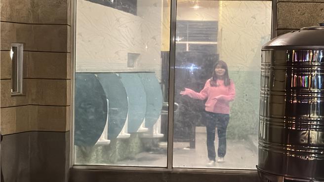 高雄「鳳山光之季」熱鬧展開，成功吸引大量遊客湧入賞燈，但國民黨籍高市議員李雅靜卻發現，活動主辦地點大東公園的公廁淪為「賞鳥」聖地，牆面大玻璃讓外界竟能清晰窺見民眾如廁情景。（李雅靜提供／洪浩軒高雄傳真）