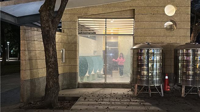 高雄「鳳山光之季」熱鬧展開，成功吸引大量遊客湧入賞燈，但國民黨籍高市議員李雅靜卻發現，活動主辦地點大東公園的公廁淪為「賞鳥」聖地，牆面大玻璃讓外界竟能清晰窺見民眾如廁情景。（李雅靜提供／洪浩軒高雄傳真）