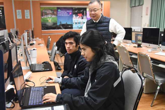 透過全英文授課，能更精準到位，避免誤差。(照片/慈濟科技大學提供)