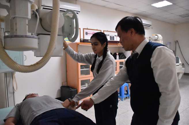 醫放系有許多專業英文詞彙，也會透過即時翻譯app，與巴基斯坦籍的碩士班外籍生以免出現溝通落差。(照片/慈濟科技大學提供)