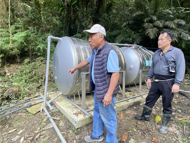 廣興里長吳進興（左）說，有了儲水桶讓里民用水更方便穩定。（新北市水利局提供）