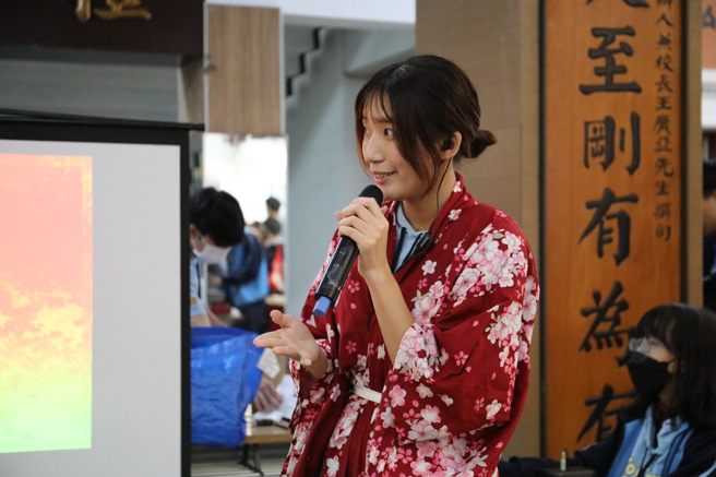 觀光科同學們身著懷舊的特色服裝。(照片/育達高中提供)