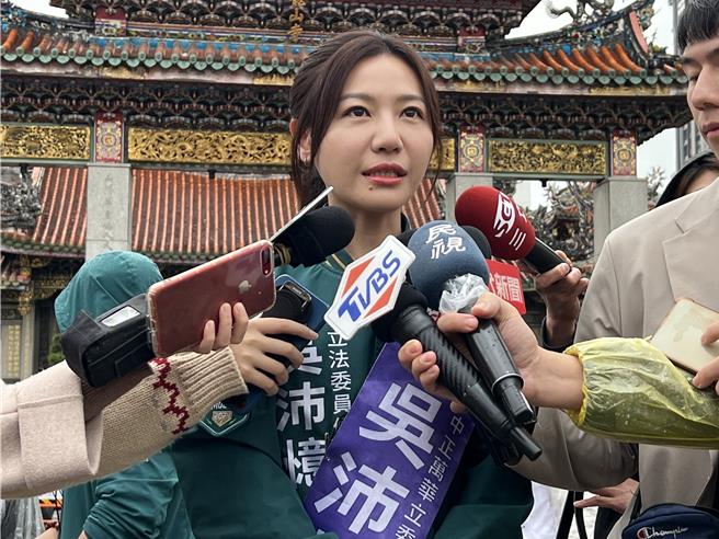 北市民进党中正、万华立委候选人吴沛忆今指出，她发放印有国民党立委候选人锺小平违法收受政治献金的文宣被锺派人抽走。（蔡佩珈摄）