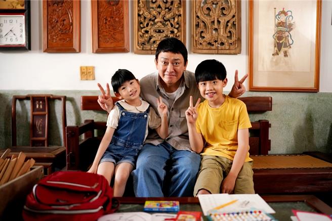 王识贤饰演木工，带2个侄儿一起生活。（纬来综合台提供）