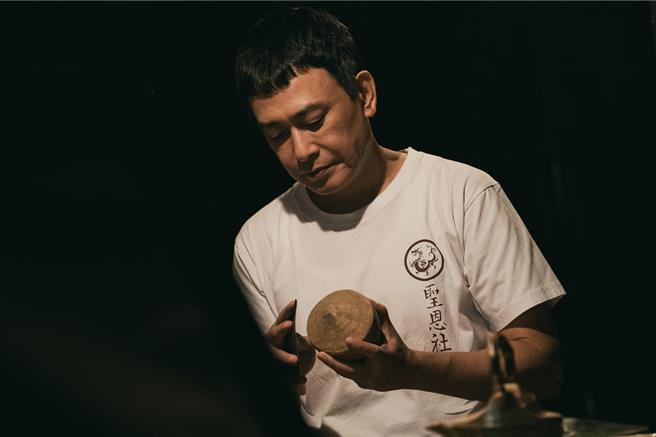 20240103《神之乡》王识贤在《神之乡》中饰演因故妻离子散的父亲。（华视提供）