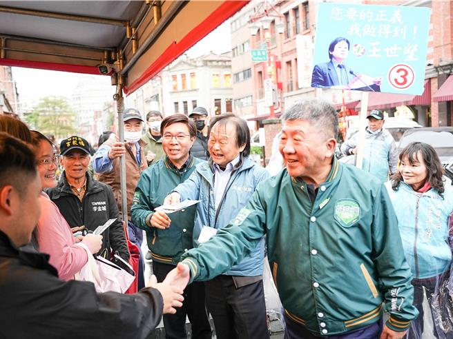 選戰進入最後衝刺，民進黨台北市二選區立法委員候選人王世堅今(3)日下午合體民進黨總統候選人賴清德台北市競選總部主委陳時中、民進黨台北市黨部主委張茂楠，一同前往大同區迪化街掃街拜票。（黃敬文攝）