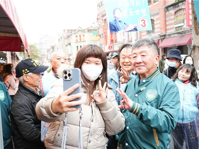 王世堅、陳時中與民眾合影。（黃敬文攝）