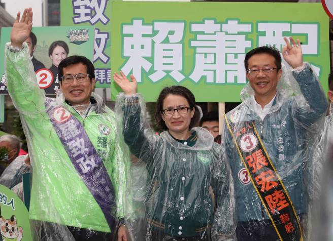 民進黨副總統候選人蕭美琴（中）3日出席「台灣美德站出來 全國站路口行動」新北站拜票活動，與新北市板橋東區立委候選人羅致政（左）及板橋西區立委候選人張宏陸（右）站在板橋區縣民大道與新站路口，向民眾揮手拜票。（劉宗龍攝）