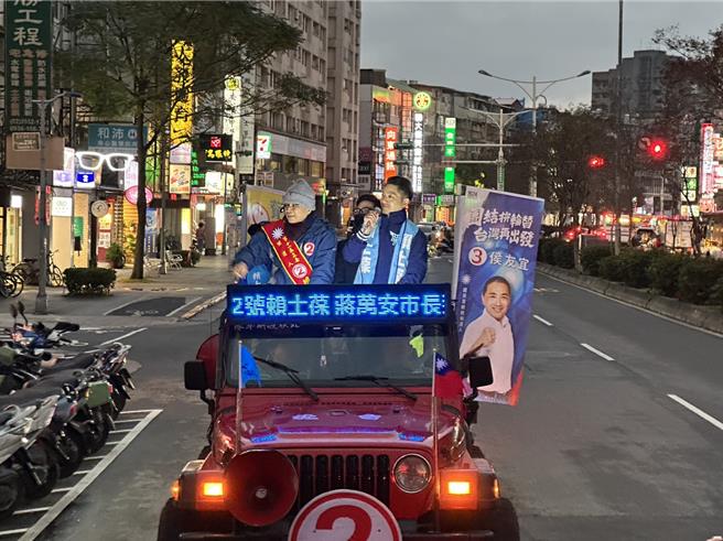 台北市长蒋万安3日傍晚陪同国民党立委赖士葆车扫。（刘彦宜摄）