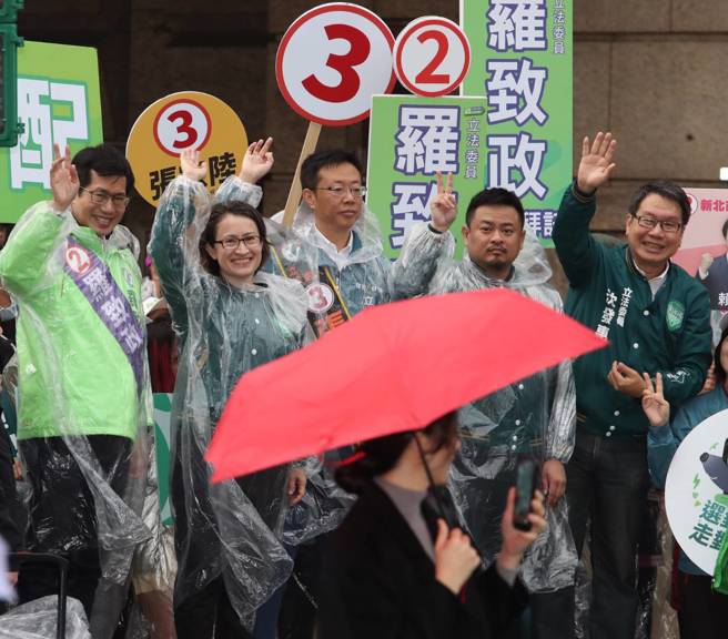 民進黨副總統候選人蕭美琴（左二）3日出席「台灣美德站出來 全國站路口行動」新北站拜票活動，與新北市板橋東區立委候選人羅致政（左）及板橋西區立委候選人張宏陸（左三）等人站在板橋區縣民大道與新站路口，向民眾揮手拜票。（劉宗龍攝）