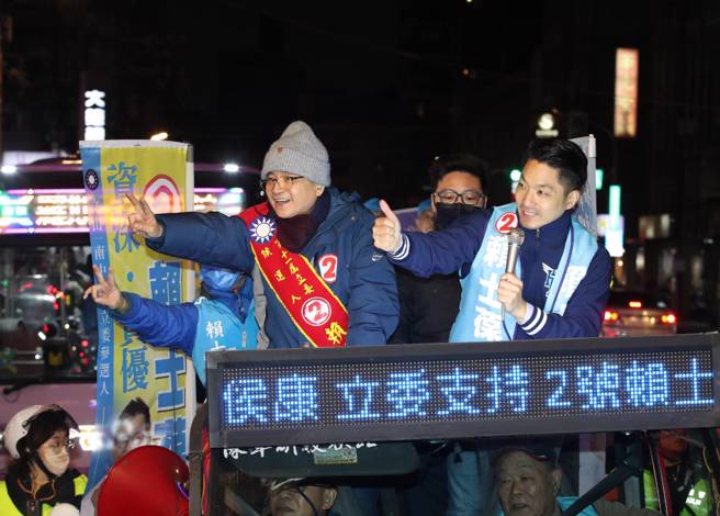 台北市长蒋万安（右）3日陪同寻求连任的立委赖士葆（左）以车队扫街，向民眾请托、拜票。（刘宗龙摄）