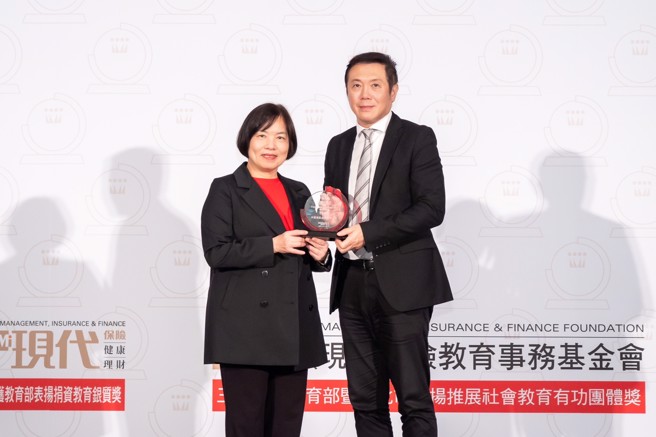 台湾人寿荣获2024保险品质奖四大奖肯定，保险局局长施琼华（图左）颁奖予台湾人寿副总经理郭肇佳。(图／台湾人寿提供)