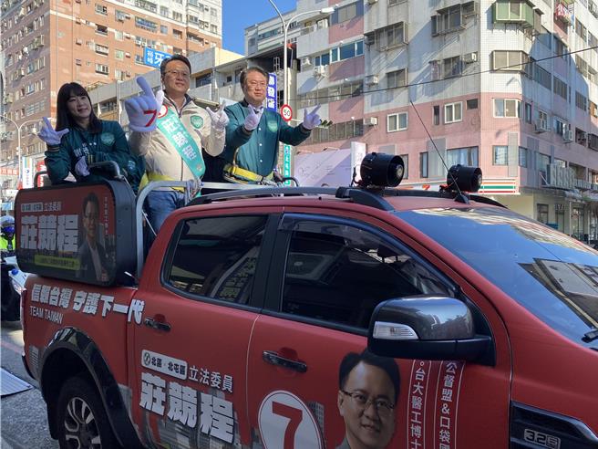 中五選區立委莊競程3日在內政部長林右昌陪同下進行車掃。（馮惠宜攝）