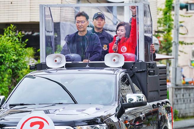 國民黨副總統候選人趙少康（前左）陪同宜蘭縣立委候選人黃琤婷（前右）以車隊掃街拜票。（黃琤婷競選總部提供／李忠一宜蘭傳真）