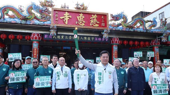 民進黨宜蘭縣立委候選人陳俊宇（前）今天從員山鄉出發，並大打建設牌，盼能獲得鄉親支持。（陳俊宇競選總部提供／李忠一宜蘭傳真）