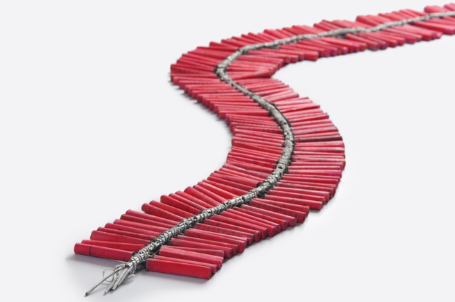 网路流传一群年轻人飙车放鞭炮，不慎摔车后遭鞭炮轰炸。（示意图／shutterstock）