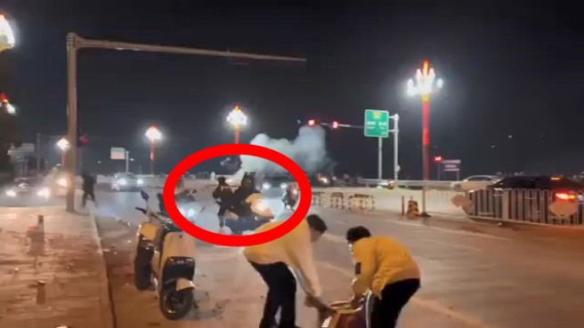 网路流传一群年轻人飙车放鞭炮，不慎摔车后遭鞭炮轰炸。（翻摄脸书爆废一公社）