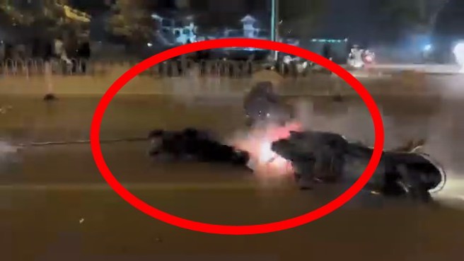 网路流传一群年轻人飙车放鞭炮，不慎摔车后遭鞭炮轰炸。（翻摄脸书爆废一公社）