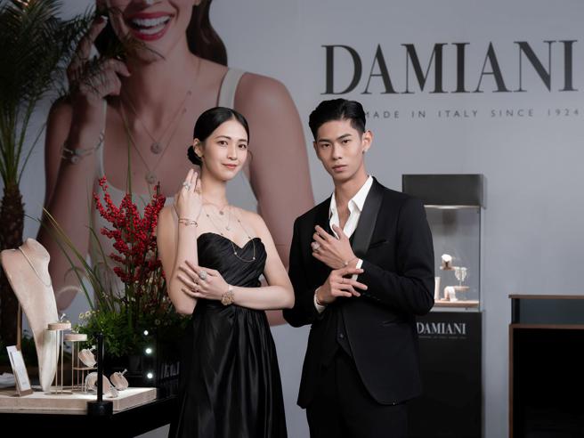 伊林名模瞿家新（右）、蔡筠絜展演DAMIANI的Margherita瑪格麗特系列珠寶，開春穿戴珠寶走秀，更添好兆頭。（DAMIANI提供）