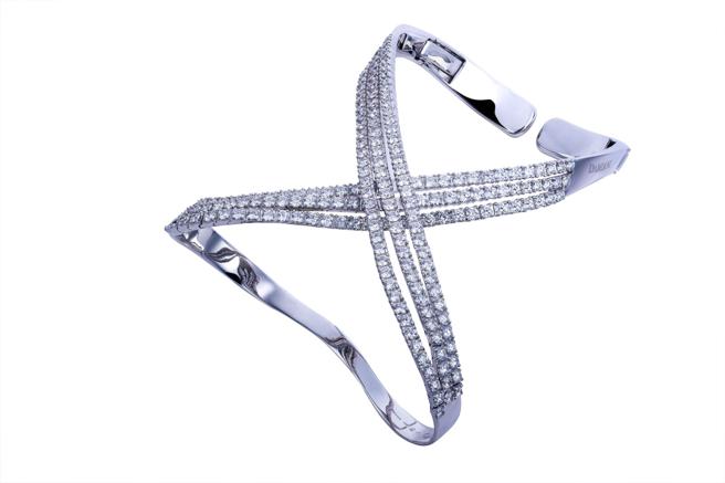 DAMIANI大師系列Legame白金鑽石手掌環，373萬元。（DAMIANI提供）